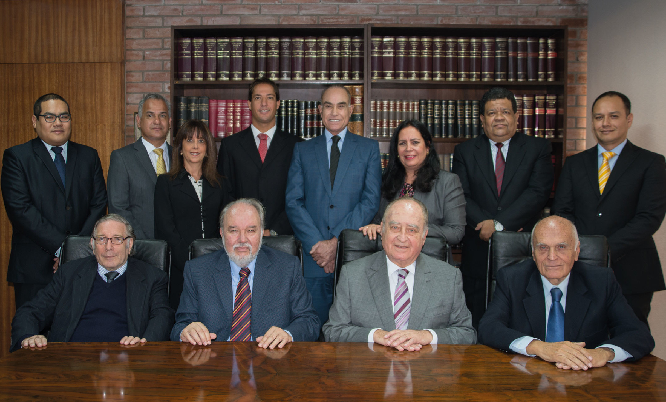 Equipo completo de abogados del Estudio Flores-Araoz reunido en su biblioteca